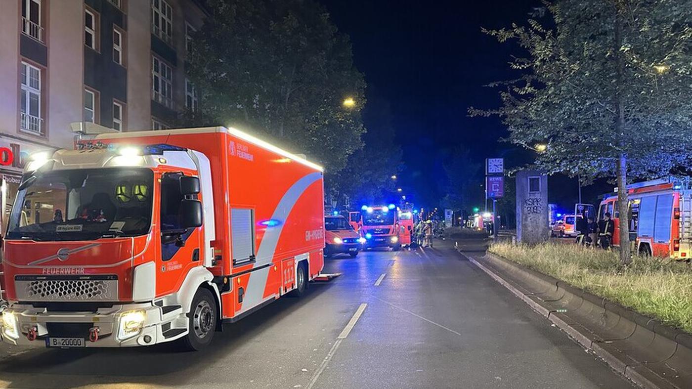 Feuerwehr rettet 46 Menschen über Drehleitern