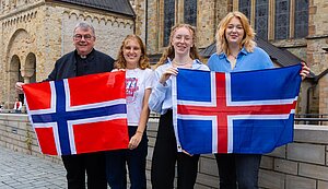 Monsignore Georg Austen, Miriam Etrich, Luisa Maas und Marisa Grummich. 