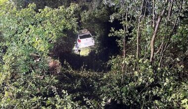 PKW fliegt über Schutzplanke der A 44