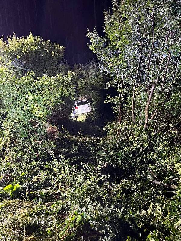 PKW fliegt über Schutzplanke der A 44