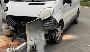Transporter schleudert auf A 2 in Leitplanke - beteiligtes Auto und Zeugen gesucht