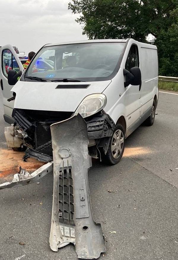 Transporter schleudert auf A 2 in Leitplanke - beteiligtes Auto und Zeugen gesucht