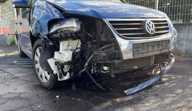Auto bricht durch Metallzaun | Radio Bielefeld