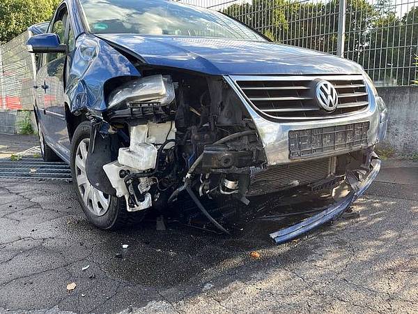 Auto bricht durch Metallzaun | Radio Bielefeld