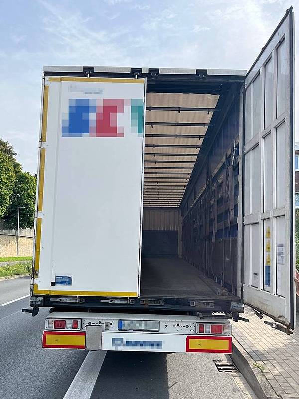 Lkw-Tür trifft Fußgänger | Radio Bielefeld