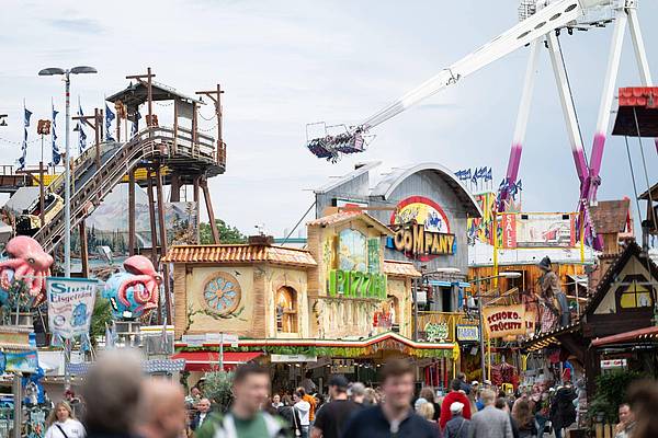 Herne | Teil von Kirmes-Gondel fällt auf Besucher und verletzt ihn