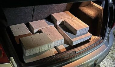 Baustellendiebe verladen Pflastersteine in Pkw