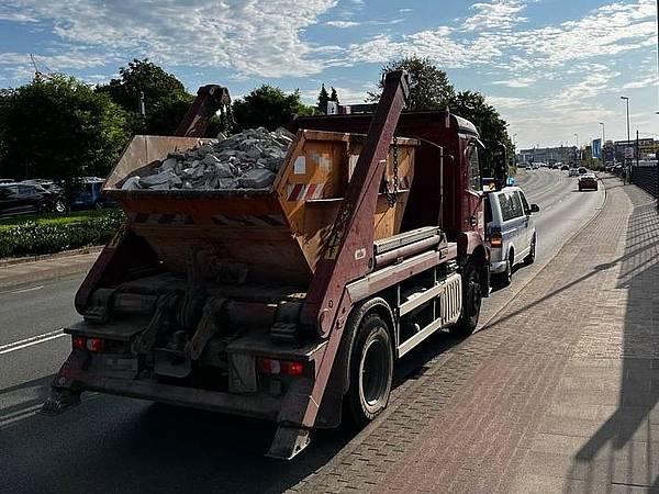 Ungesicherte Ladung: Gefahr durch Steinbrocken