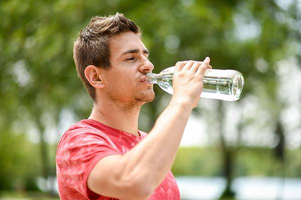 Düsseldorf | Kann gekauftes Wasser in Flaschen schlecht werden?