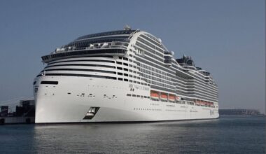 Neapel | Kreuzfahrtschiff vor italienischer Insel havariert