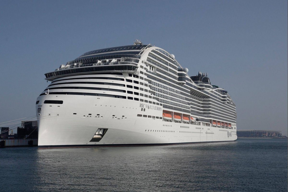 Neapel | Kreuzfahrtschiff vor italienischer Insel havariert