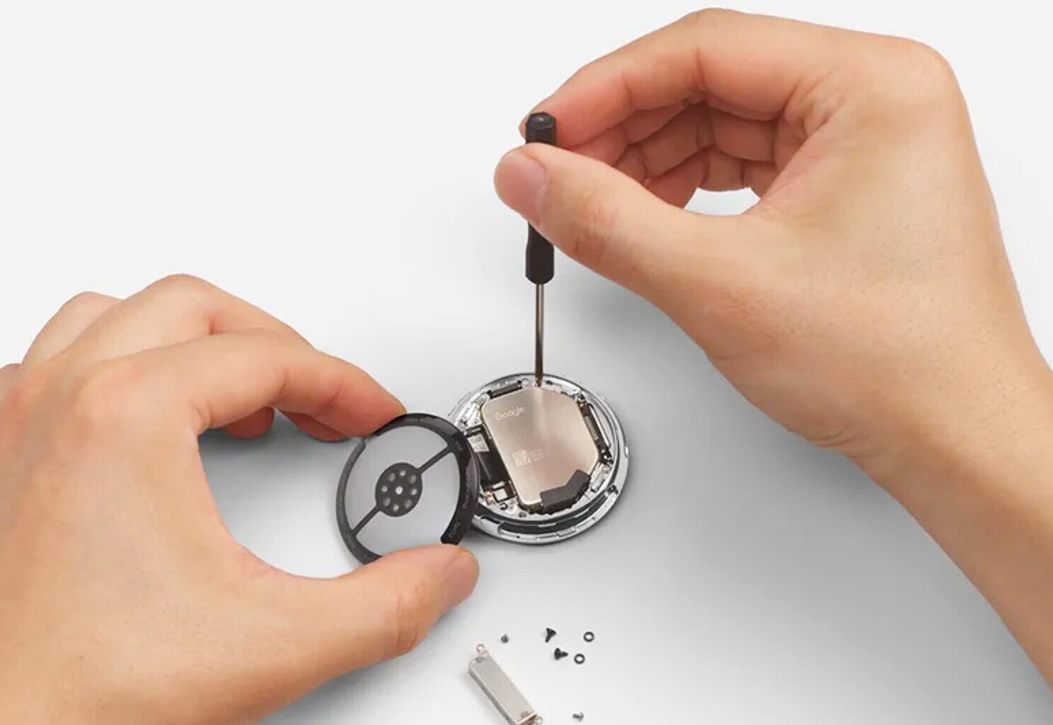 Google Pixel Watch 4: Teardown zeigt extrem einfachen Akku-Tausch, auch Display lässt sich schnell ersetzen