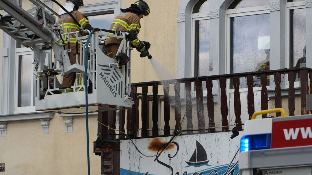 Holzbalkon steht plötzlich in Flammen