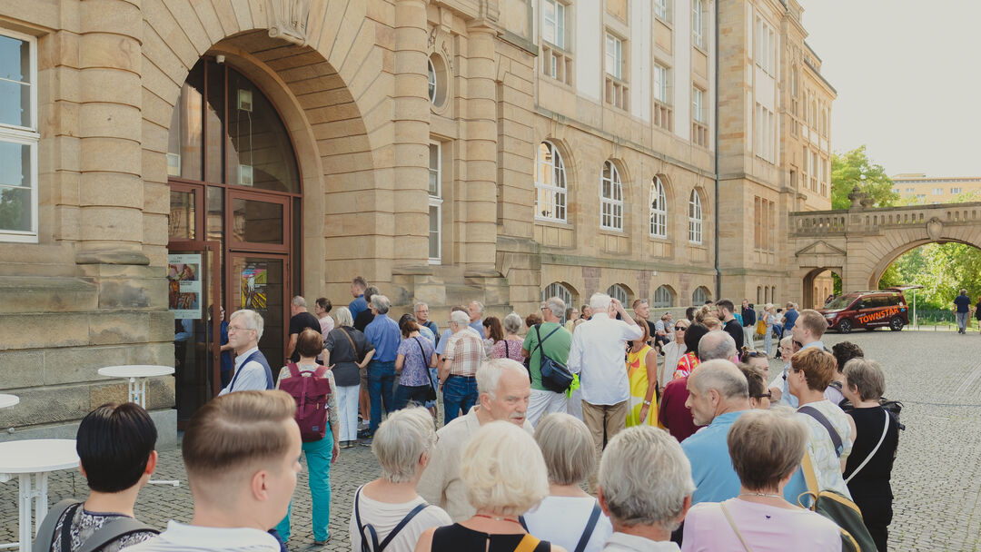 Schlangestehen für Edvard Munch - Radio Chemnitz