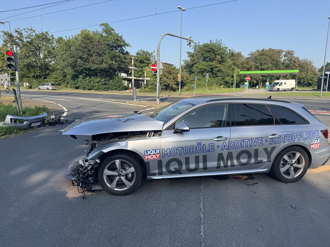 Königsbrücker Landstraße: Unfall mit Auto und Bahn