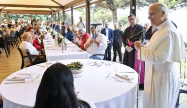 und-Leben.de - Vor Essen mit Bedürftigen: Papst Leo XIV. tritt für „Kirche der Armen“ ein