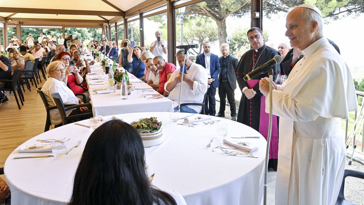 und-Leben.de - Vor Essen mit Bedürftigen: Papst Leo XIV. tritt für „Kirche der Armen“ ein
