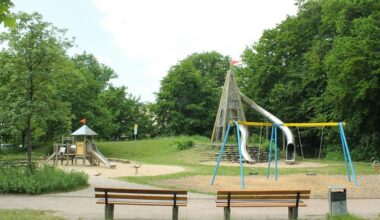 Junge Leute bauen neuen Spielplatz in Bielefeld