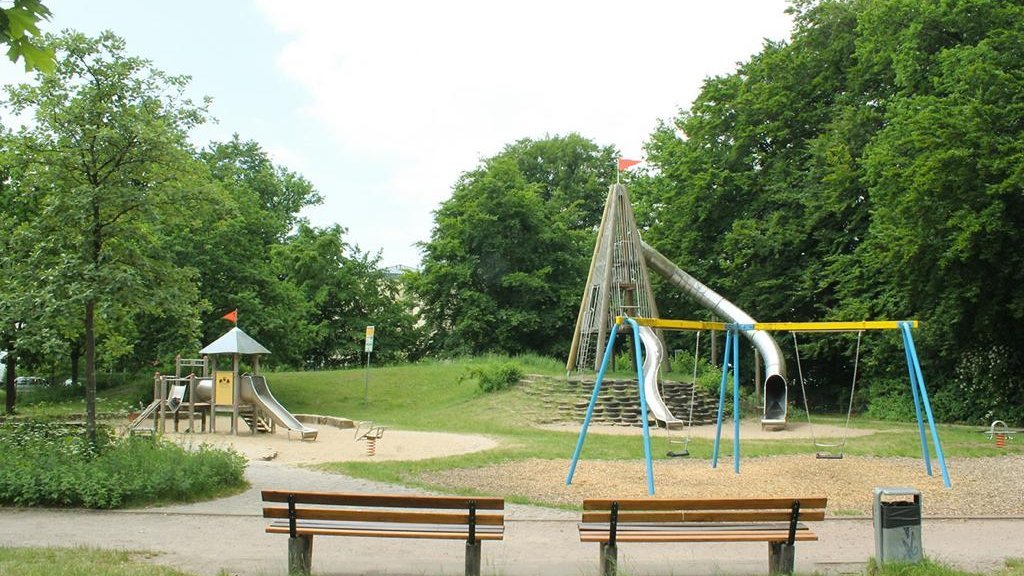 Junge Leute bauen neuen Spielplatz in Bielefeld