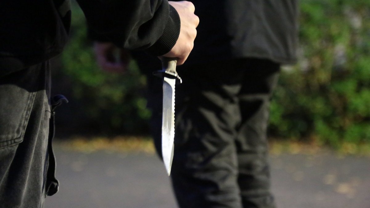 Bielefeld/Herford: Nach Streit beraubt und mit Messer verletzt