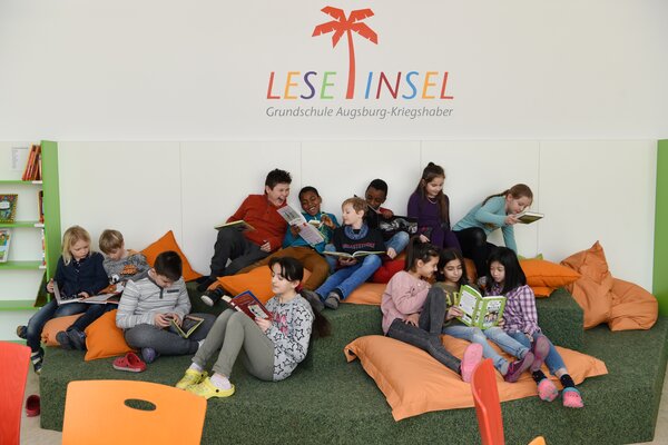 Grundschule Kriegshaber stellt beste Schul­bibliothek Deutschlands