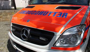 Mann geht Bielefelder Rettungskräfte an
