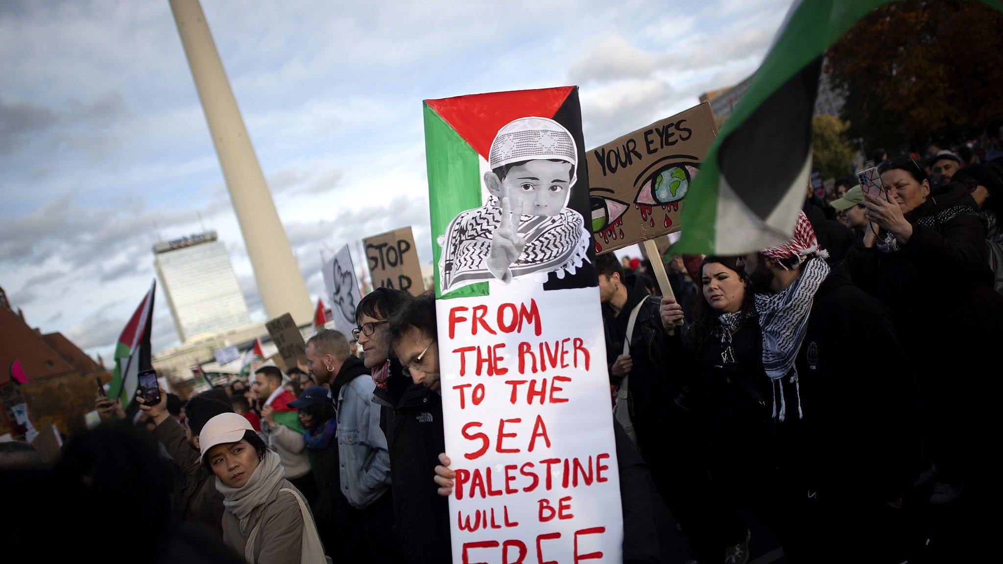 Berlin, 04.11.2023: Demonstranten mit einem Transparent mit der Aufschrift "From the River to the Sea, Palestine will be free"