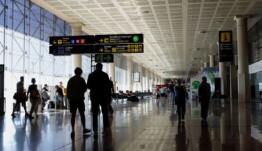 Eltern lassen Kind absichtlich am Flughafen sitzen: Polizei greift ein | News