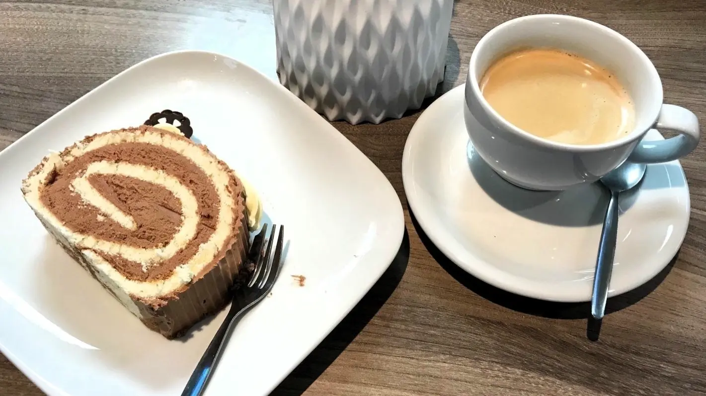 Guten Appetit: In vielen Bäckerläden können Kuchen und Kaffee vor Ort in einem angeschlossenen Cafébereich genossen werden. Einige Anbieter verlangen dafür aber einen höheren Preis, auch bei Selbstbedienung. Wie sieht das in den Backshops in Eisenhüttenstadt aus? (Symbolbild)

Eisenhüttenstadt. Café bei Edeka. Kaffee und Kuchen. 25.01.2024. Foto: Frank Groneberg
Einverständnis für Veröffentlichung wurde mündlich erteilt.