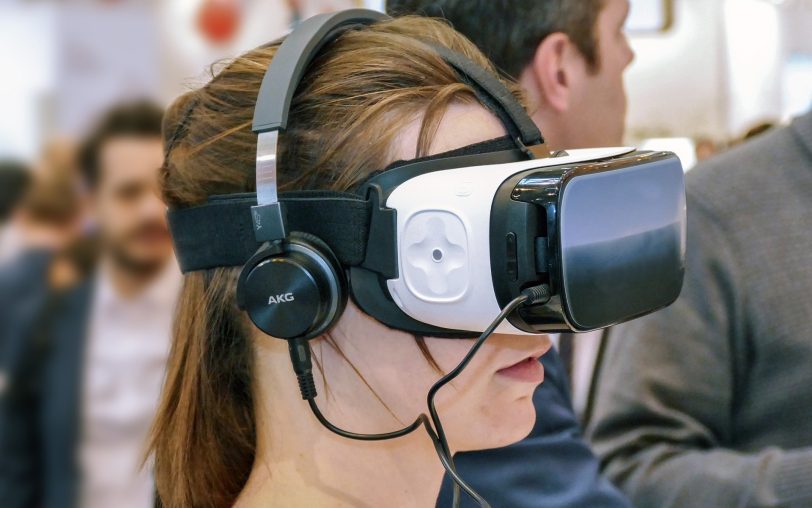 Mit einer Virtual Reality-Brille können Besucher in die neue Sonderausstellung „Mahlzeit! Wie Essen uns verbindet“ eintauchen (Symbolbild).