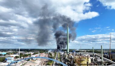 Brand in Hamburg: Feuer im Hafen! Kleine Explosionen zu hören | Regional