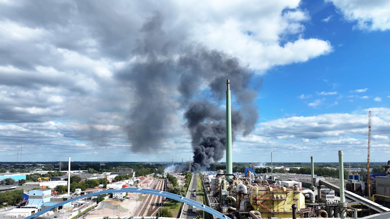 Brand in Hamburg: Feuer im Hafen! Kleine Explosionen zu hören | Regional