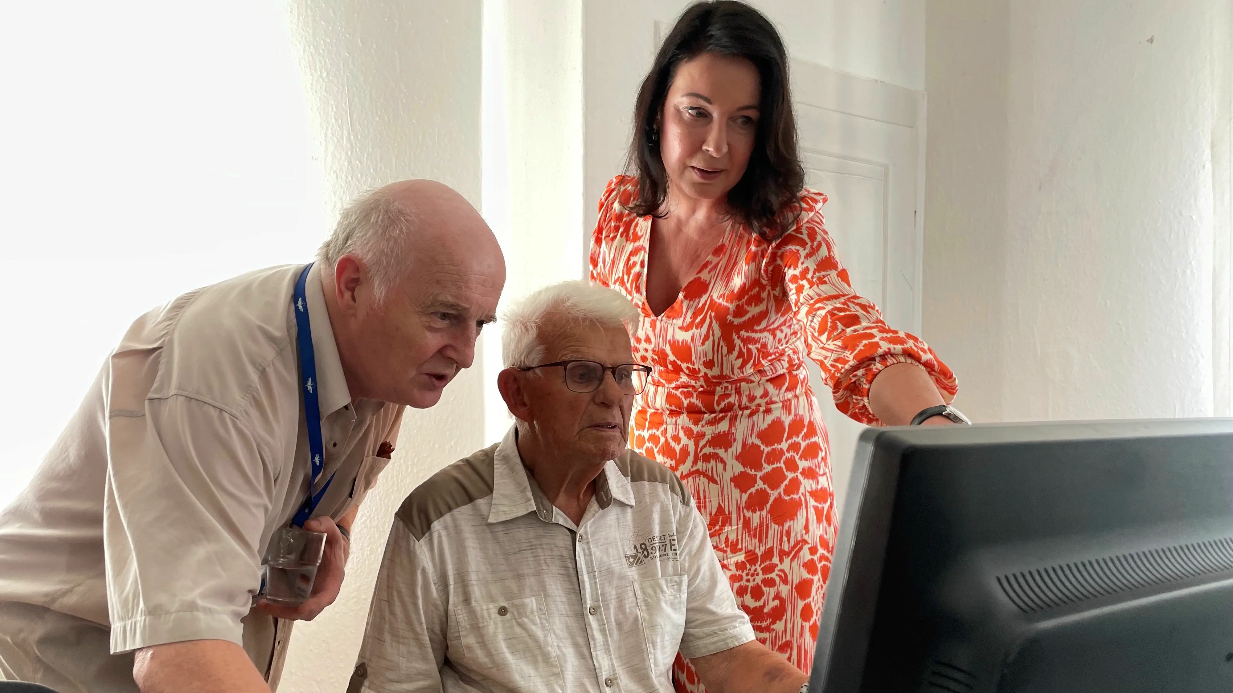 Sozialministerin Britta Müller mit dem Projektverantwortlichen Ulrich Hermenau (links) zeigen dem 93-jährigen Scholz aus Zeuthen ein Programm am Schulungscomputer im Digital Café in Zeuthen. 