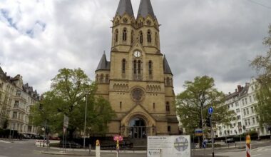 Unbekannter schlägt in Wiesbaden auf Auto ein und bedroht Mann mit Hammer
