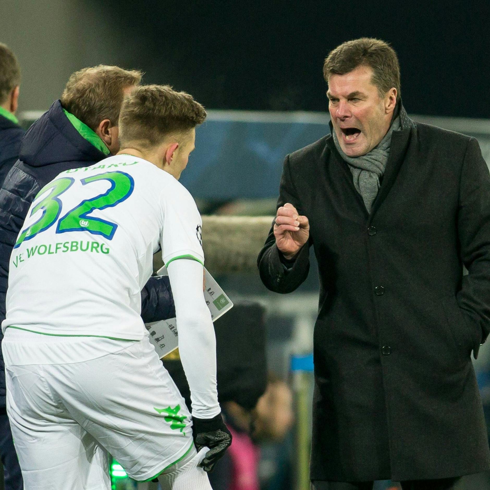 Mitte Februar 2016 schickt Trainer Dieter Hecking (r.) im Achtelfinale der Champions League Leandro Putaro kurz vor Schluss mit klaren Anweisungen aufs Feld.