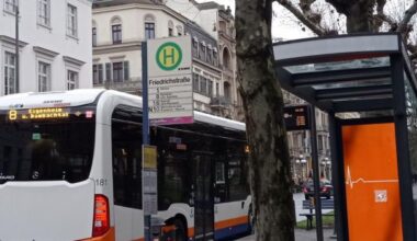 Müssen Busfahrer in Wiesbaden Rollstuhlfahrern beim Einsteigen helfen?
