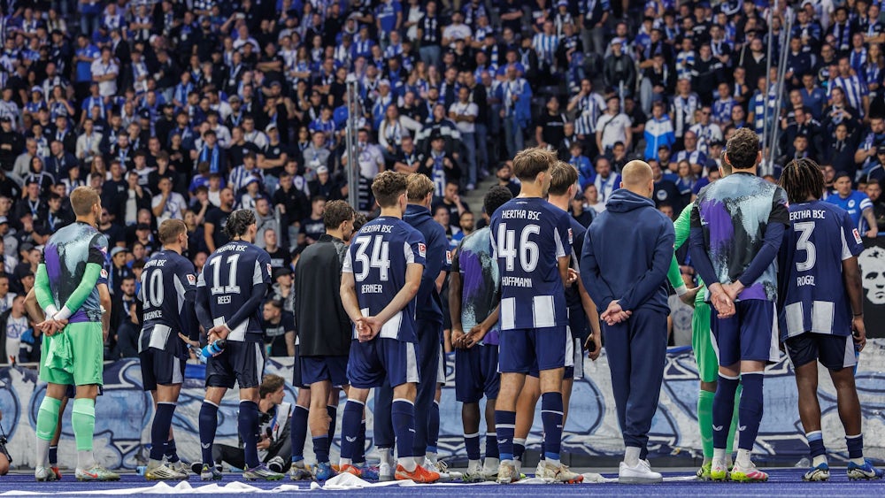 Die Hertha-Profis holten sich eine Standpauke von den Fans in der Ostkurve ab