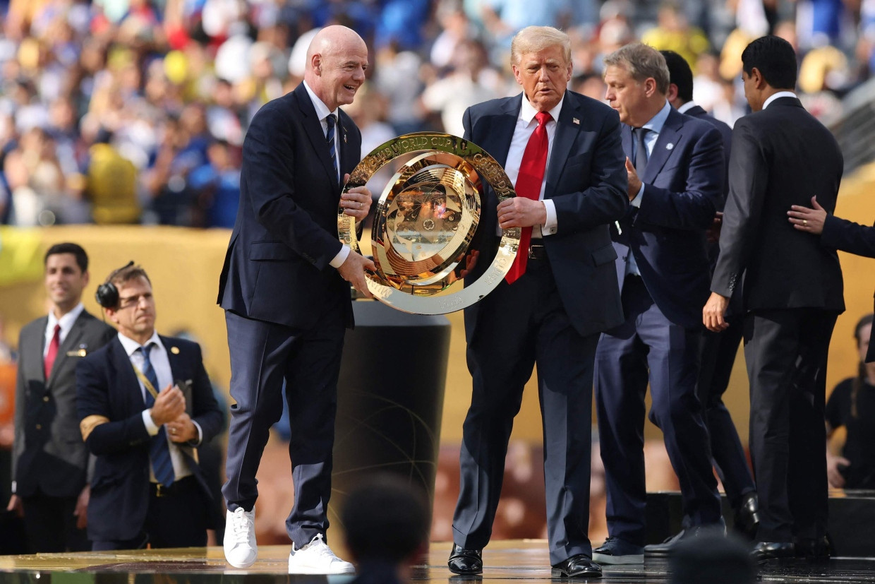 Das konnte auch FIFA-Präsident Gianni Infantino (links) nicht verhindern: US-Präsident Donald Trump behielt den originalen Pokal der Klub-WM.