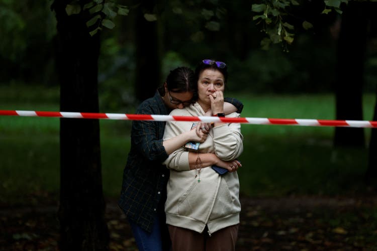 Die Ukraine trotzt den Widrigkeiten, leidet aber zusehends unter den russischen Angriffen. Einwohner Kiews nach einem Luftschlag, der am 31. Juli 2025 Wohnblöcke traf.