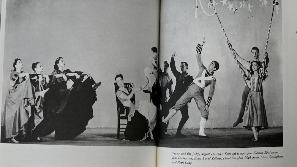 In ihrem Ballett „Punch and the Judy“ traten am 10. August 1941 die Choreografin und Tänzerin Martha Graham (Bildmitte, auf dem Stuhl) und Merce Cunningham (ganz rechts, hinten) zusammen auf.