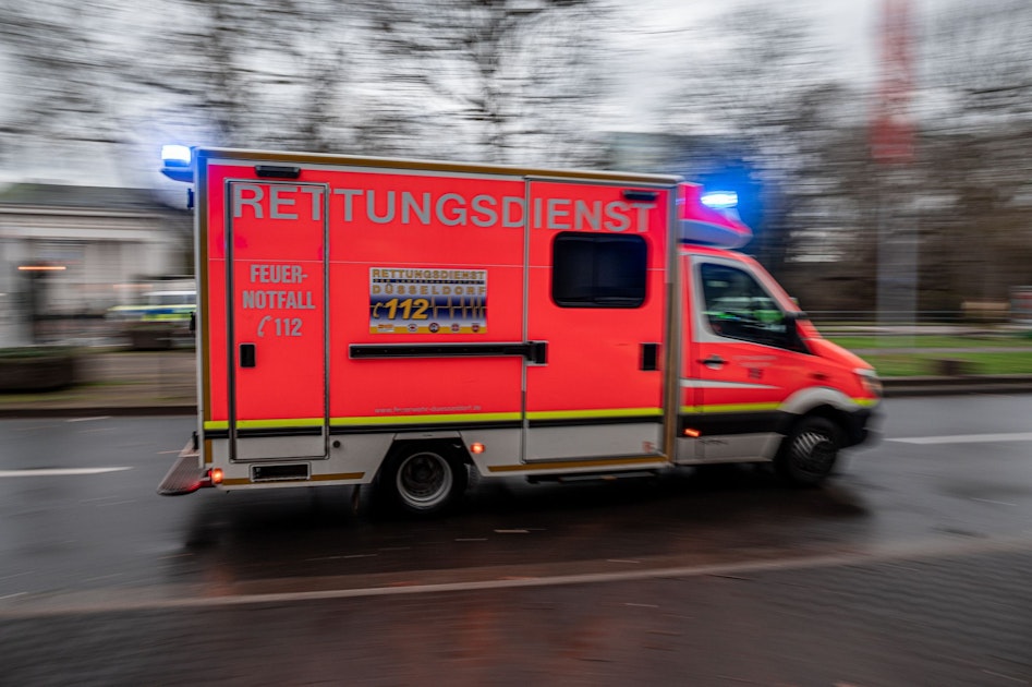 Krankenwagen kollidiert mit Auto - vier Verletzte
