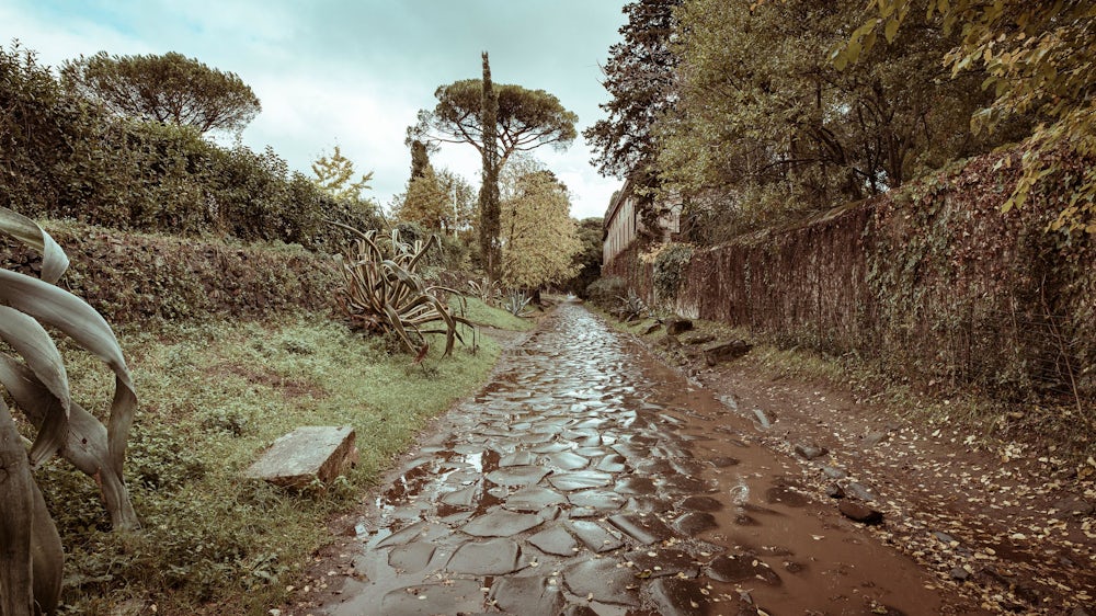 Ein gut erhaltenes Stück der Via Appia südlich von Rom.