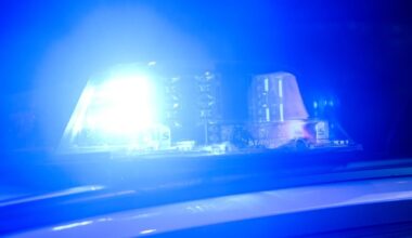 Streit an der Tankstelle! Mann bedroht Jugendliche in Halle und wird angefahren