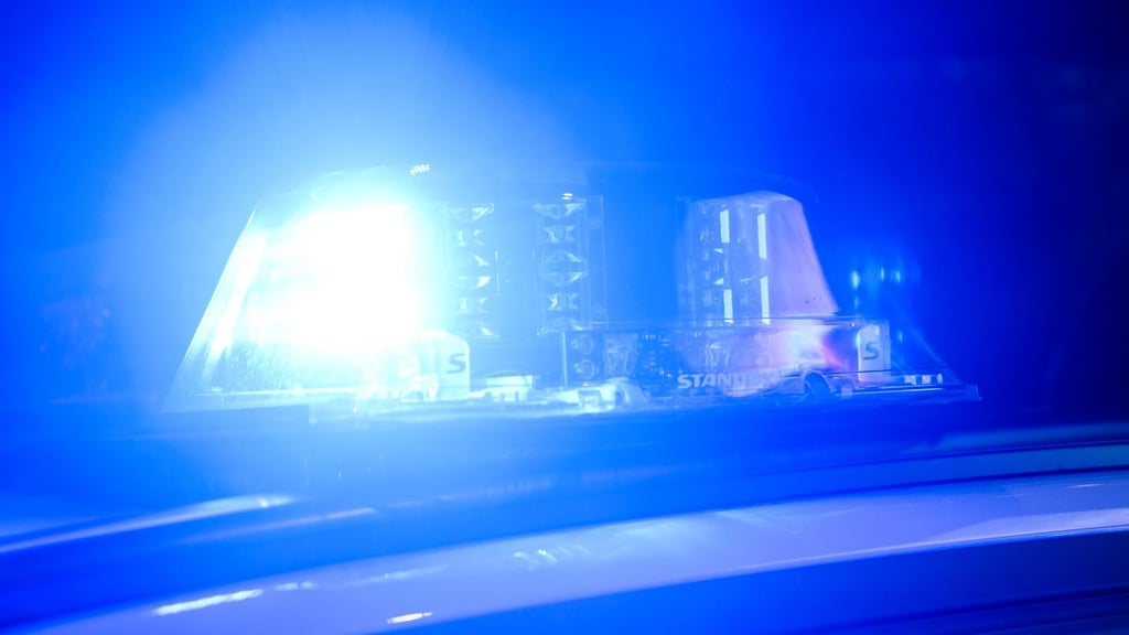 Streit an der Tankstelle! Mann bedroht Jugendliche in Halle und wird angefahren