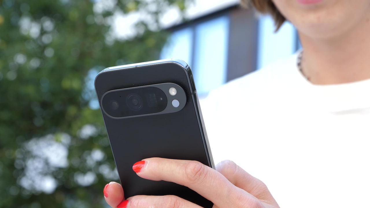 Google Pixel 9 Pro in der Hand