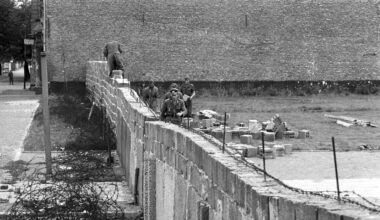 Volkspolizisten und Arbeiter der DDR beim Errichten der Berliner Mauer im Norden Berlins, an der Grenze zum westberliner Bezirk Reinickendorf.