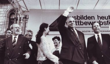 Lothar de Maiziere, Helmut Kohl und der damalige hallesche Oberbürgermeister Peter Renger auf dem Marktplatz.