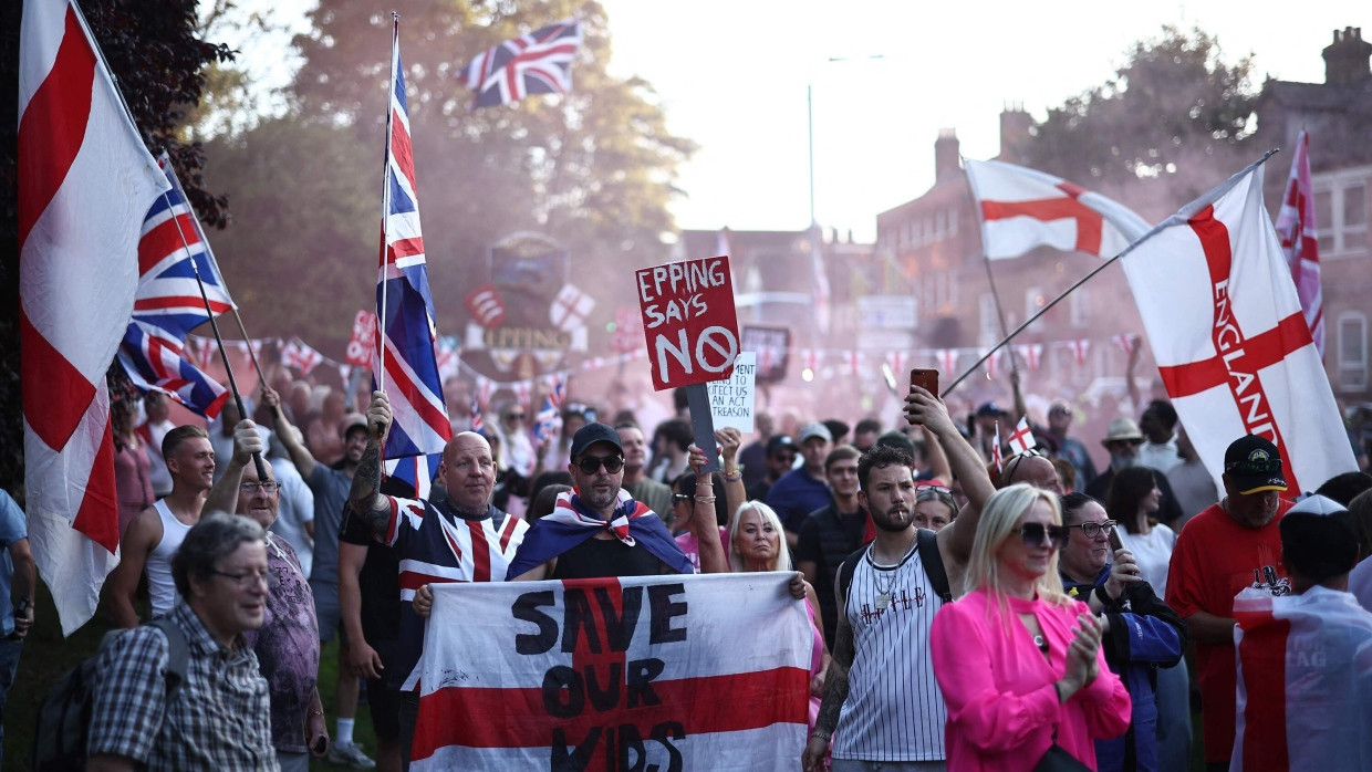 Demonstranten protestieren in London gegen die Unterbringung von Geflüchteten in einem Hotel in Epping.