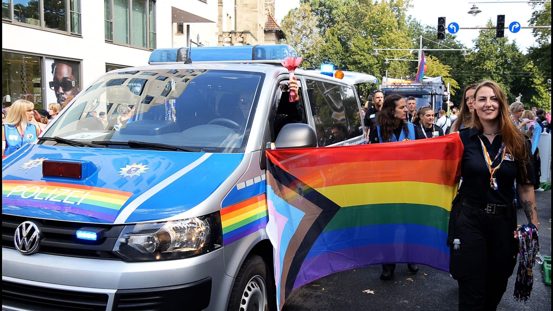 Demonstration unter dem Motto "Pride must go on! Gemeinsam. Laut. Für Alle.": Rund 25.000 Menschen waren beim CSD in Bremen dabei.