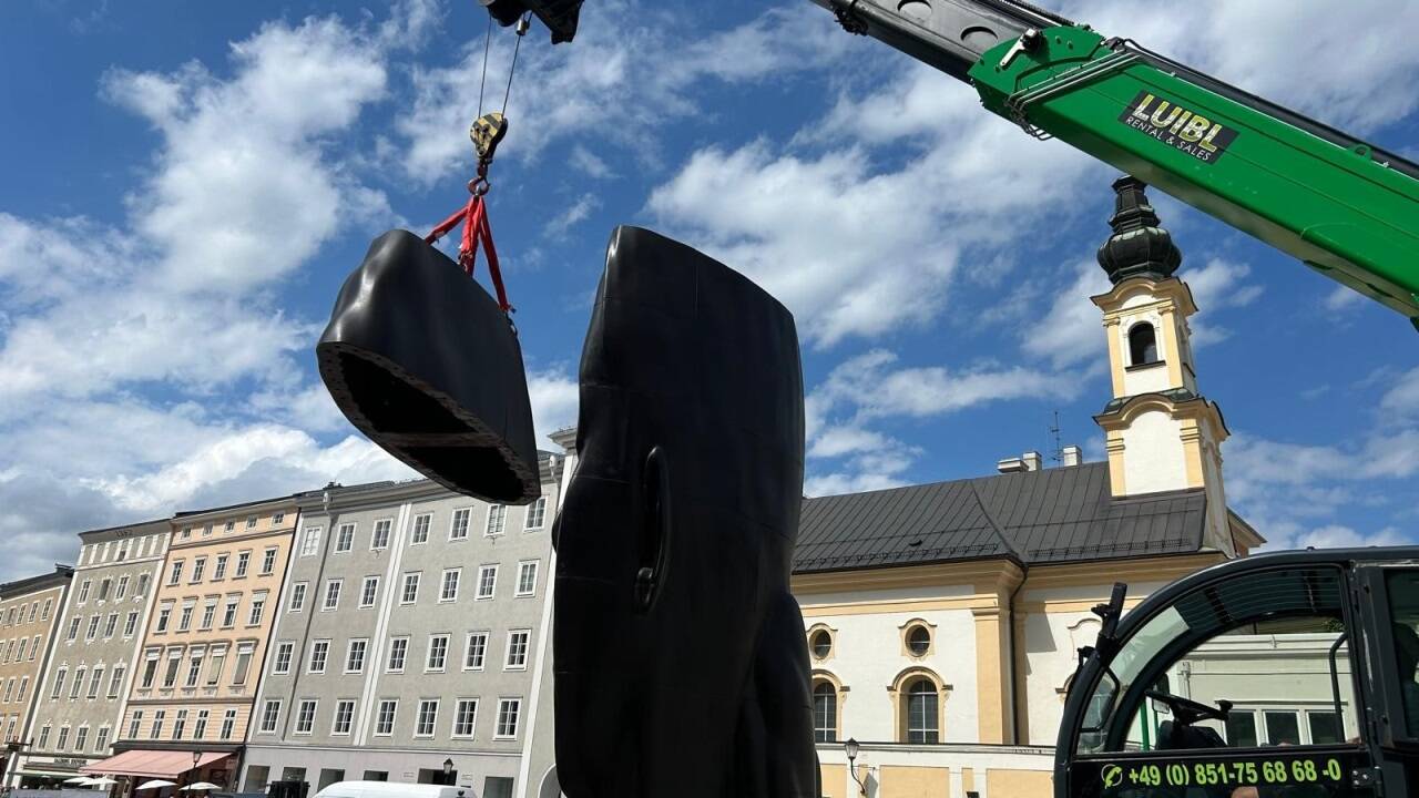 Bilder von Sonntagnachmittag: Die Frauenköpfe werden in ihre Einzelteile zerlegt.